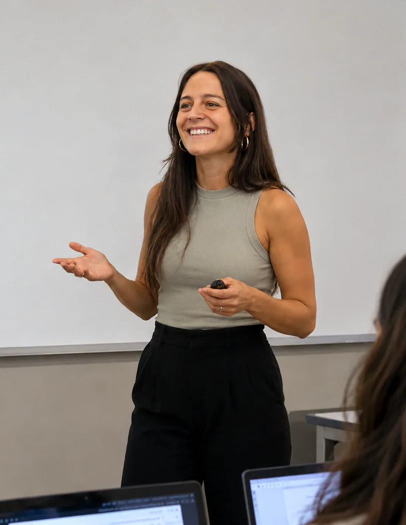 Melisa Miralles enseñando frente a su clase