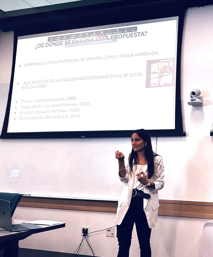 Melisa Miralles presentando sobre las necesidades socioafectivas de estudiantes de español como lengua de herencia